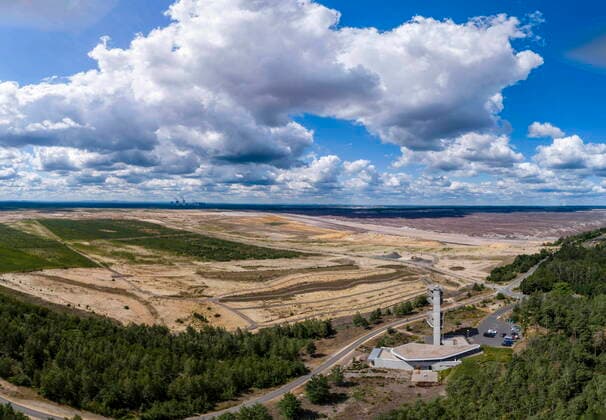 Aussichtsturm am Schweren Berg DEU Sachsen Weisswasser: Â Anfang Juli 220 wurde im Tagebau Nochten, einen weiteren Teil der wiedernutzbar gemachten Bergbaufolgelandschaft für Besucher geöffnet. Vom Aussichtsturm am Schweren Berg in Weißwasser führen stufenlose, barrierefreie Wege über die vom Bergbau bereits 2015 angelegten Terrassen in ein junges Naturschutzvorranggebiet.Das Gelände, das von einer Höhe von 160 Metern über dem Meeresspiegel gemächlich und weitläufig zur 10 Meter tiefer gelegenen Landschaft hin abfällt, bildet den neu geschaffenen Südhang des Schweren Bergs. Dieser war in den Jahren 2006 bis 2008 zu etwa zwei Dritteln vom Tagebau Nochten in Anspruch genommen worden. Bislang hat der Tagebau Nochten etwa 6100 H
