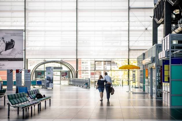 13. Juli 2020: Dresden (Sachsen) Flughafen Dresden International: Impressionen vom Geschehen auf dem Flughafen Dresden International nach dem Neustart des Flugbetriebs: Blick in die leere Abflughalle.