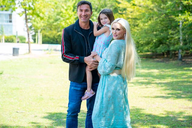 Bilder des Jahres 2020, Entertainment 07 Juli Entertainment Bilder des Tages Daniela Katzenberger mit Ehemann Lucas Cordalis und Tochter Sophia beim Fototermin zur der Präsentation ihres neuen Buches Die Mutti-Mafia - kann mich mal... gernhaben auf dem Spielplatz Mediapark. Köln, 13.07.202013.07.2020 *** Daniela Katzenberger with husband Lucas Cordalis and daughter Sophia at the photo session for the presentation of her new book Die Mutti Mafia kann mich mal gernhaben haben on the playground Mediapark Cologne, 13 07 202013 07 2020 Foto:xS.xKanz xFuturexImage