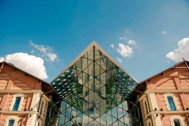 IMAGO Creative: Dichotomien, Reflexionen - Architektur IMAGO Creative: Dichotomien, Reflexionen Shot of modern building Shot of modern building midday with blue sky  Copyright: xsvedoliverx 13459164
