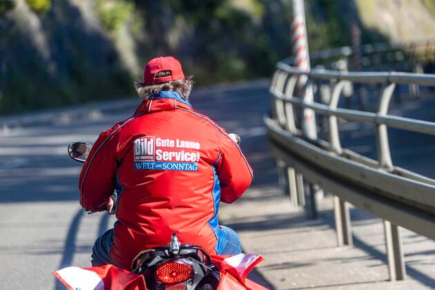 Zeitungsverkäufer Bild am Sonntag auf seinem Moped. 12.07.2020 Blaustein, Baden-Württemberg, Deutschland. *** Newspaper vendor Bild am Sonntag on his moped 12 07 07 2020 Blaustein, Baden Württemberg, Germany