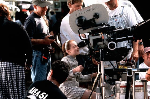 THE PARENT TRAP WALT DISNEY PICTURES LINDSAY LOHAN seated Date: 1998. Strictly editorial use only in conjunction with the promotion of the film. Credit line mandatory. This image is copyright of the film company and is supplied under the terms of issue as film still. No commercial or book cover use permitted without prior consent from the film company.  Mandatory credit line: Image courtesy Ronald Grant Archive Mary Evans