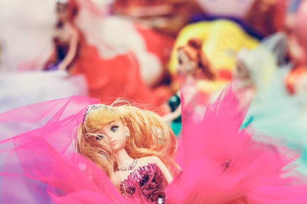 IMAGO Creative: Jahreszeit Winter, Fantasievoll drinnen spielen Barbie.  456098657584414740