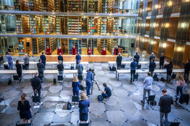News Bilder des Tages Verfassungsgerichtshof Nordrhein-Westfalen - Urteil zu Handydaten: CDU und FDP handelten verfassungswidrig DEU, Deutschland, Nordrhein-Westfalen, Münster, 14.07.2020: Verfassungsgerichtshof hat über Rechte der Opposition entschieden. Bruch der Landesverfassung. Beweisanträge von SPD und Grünen zur Herausgabe von Handy-Verbindungsdaten hätten von der Mehrheit aus CDU und FDP zumindest zu einem Teil nicht abgelehnt werden dürfen. Sitzung findet wegen der Corona-Krise in der Eingangshalle des Gerichtsgebäudes statt. vlnr. Dr. Claudio Nedden-Boeger, Richter am Bundesgerichtshof; Prof. Dr. Joachim Wieland, Deutsche Universität für Verwaltungswissenschaften Speyer; Prof. Dr. Andreas Heusch, Präsident des Verwaltungsgerichts Düsseldorf;