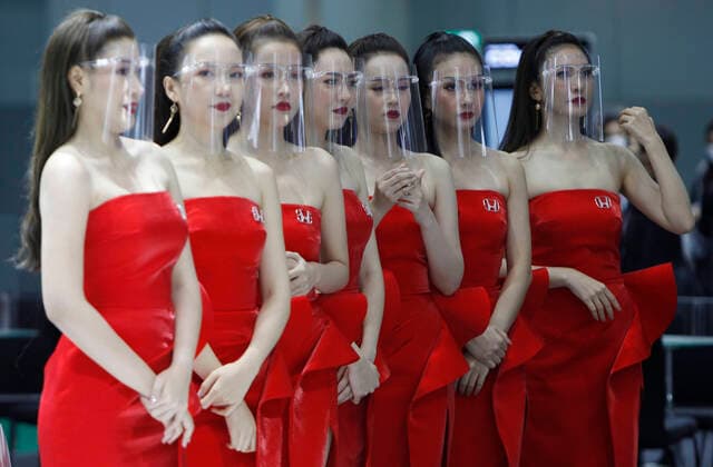 Bilder des Jahres 2020, Entertainment 07 Juli Entertainment Bilder des Tages July 14, 2020, Bangkok, Thailand: Models wearing face shields as a preventive measure during the 41st Bangkok International Motor Show 2020. Bangkok Thailand - ZUMAs197 20200714_zaa_s197_008 Copyright: xChaiwatxSubprasomx