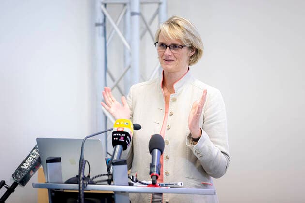 Bundesforschungsministerin Anja Karliczek. Besuch der Bundesforschungsministerin Anja Karliczek im ELISA-Testzentrum, 14.07.20 Luebeck Schleswig-Holstein Germany Copyright: xAgentur54Gradx xFelixxKoenigx