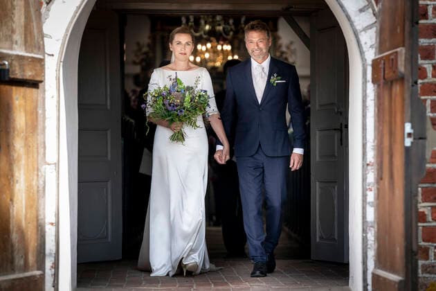 Bilder des Jahres 2020, Entertainment 07 Juli Entertainment Bilder des Tages Brudeparret paa ved ud af kirken efter vielsen mellem Statsminister Mette Frederiksen og filmfotograf Bo Tengberg i Magleby Kirke paa Sjaelland, onsdag den 15. Juli 2020. Mette Frederiksen og Bo Tengberg blev gift onsdag eftermiddag.De har officielt dannet par siden 2014 og har vaeret forlovet siden 2017. Brylluppet har af flere omgange vaeret udskudt. , Magleby Denmark  Copyright: RitzauxScanpix MadsxClausxRasmussenx COP112 spdk20200715-180242-L