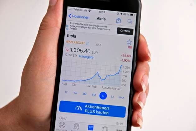 15.07.2020, Eine Börsen-App auf dem iPhone, in Echtzeit werden die Börsenplätze angezeigt, hier der Wert von Tesla, ein US-amerikanisches Unternehmen, das Elektroautos sowie Stromspeicher- und Photovoltaikanlagen produziert und vertreibt. Der Kurs steigt derzeit sehr stark ins Plus. 15.07.2020, Aktien-App einem iPhone 15.07.2020, Aktien-App einem iPhone *** 15 07 2020, A stock market app on the iPhone, the stock markets are displayed in real time, here the value of Tesla, a US American company that produces and sells electric cars as well as electricity storage and photovoltaic systems The share price is currently rising strongly 15 07 2020, Share App an iPhone 15 07 2020, Share App an iPhone