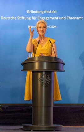Deutsche Stiftung fuer Engagement und Ehrenamt Manuela Schwesig (SPD, Ministerpraesidentin Mecklenburg-Vorpommern) spricht waehrend des Festaktes zur Gruendung der Deutschen Stiftung fuer Engagement und Ehrenamt im Gymnasium Carolinum in Neustrelitz. Neustrelitz Mecklenburg-Vorpommern Deutschland