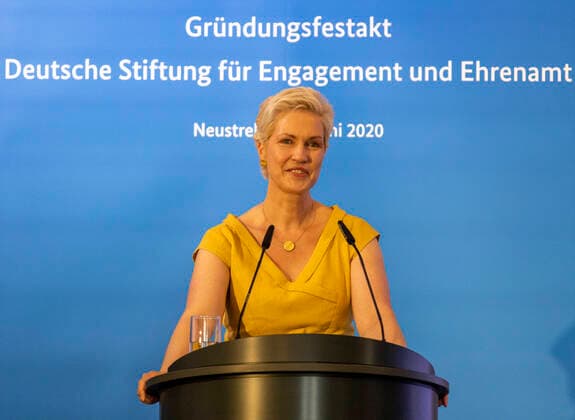 Deutsche Stiftung fuer Engagement und Ehrenamt Manuela Schwesig (SPD, Ministerpraesidentin Mecklenburg-Vorpommern) spricht waehrend des Festaktes zur Gruendung der Deutschen Stiftung fuer Engagement und Ehrenamt im Gymnasium Carolinum in Neustrelitz. Neustrelitz Mecklenburg-Vorpommern Deutschland