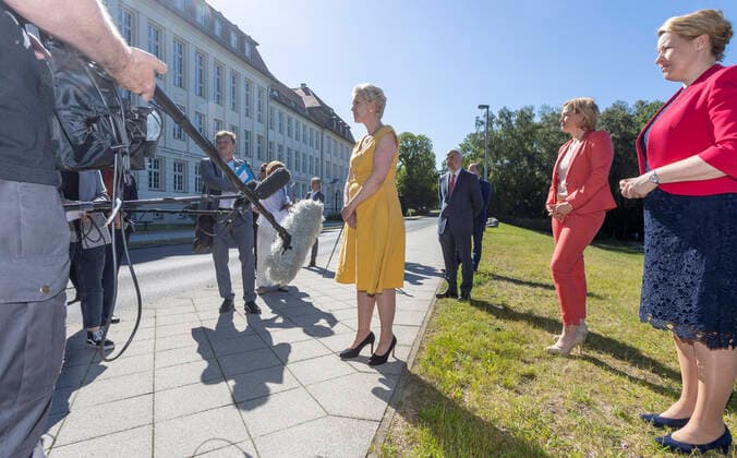 Deutsche Stiftung fuer Engagement und Ehrenamt Manuela Schwesig (SPD, Ministerpraesidentin Mecklenburg-Vorpommern - m.) gibt von Julia Kloeckner (CDU, Bundesministerin fuer Ernaehrung und Landwirtschaft - 2.r.) und Franziska Giffey (SPD, Bundesministerin fuer Familie, Senioren, Frauen und Jugend - r.) beobachtet ein Interview nach dem Festakt zur Gruendung der Deutschen Stiftung fuer Engagement und Ehrenamt vor dem Gymnasium Carolinum in Neustrelitz. Neustrelitz Mecklenburg-Vorpommern Deutschland