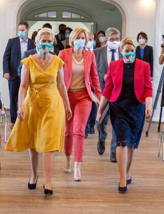 Deutsche Stiftung fuer Engagement und Ehrenamt Manuela Schwesig (SPD, Ministerpraesidentin Mecklenburg-Vorpommern), Julia Kloeckner (CDU, Bundesministerin fuer Ernaehrung und Landwirtschaft) und Franziska Giffey (SPD, Bundesministerin fuer Familie, Senioren, Frauen und Jugend - v.l.n.r.) gehen maskiert zum Festakt zur Gruendung der Deutschen Stiftung fuer Engagement und Ehrenamt im Gymnasium Carolinum in Neustrelitz. Neustrelitz Mecklenburg-Vorpommern Deutschland