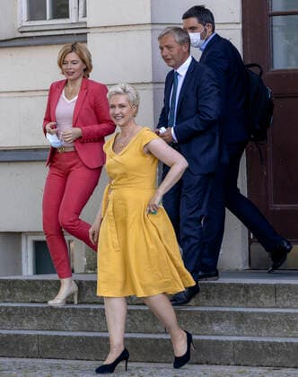 Deutsche Stiftung fuer Engagement und Ehrenamt Julia Kloeckner (CDU, Bundesministerin fuer Ernaehrung und Landwirtschaft) und Manuela Schwesig (SPD, Ministerpraesidentin Mecklenburg-Vorpommern) gehen gemeinsam mit Henry Tesch (CDU, Ex-Bildungsminister Mechlenburg-Vorpommern - v.l.n.r.) zum Fototermin waehrend der Gruendung der Deutschen Stiftung fuer Engagement und Ehrenamt im Gymnasium Carolinum in Neustrelitz. Neustrelitz Mecklenburg-Vorpommern Deutschland