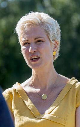 Deutsche Stiftung fuer Engagement und Ehrenamt Manuela Schwesig (SPD, Ministerpraesidentin Mecklenburg-Vorpommern) steht nach dem Festakt zur Gruendung der Deutschen Stiftung fuer Engagement und Ehrenamt vor dem Gymnasium Carolinum in Neustrelitz. Neustrelitz Mecklenburg-Vorpommern Deutschland