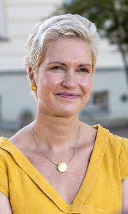 Deutsche Stiftung fuer Engagement und Ehrenamt Manuela Schwesig (SPD, Ministerpraesidentin Mecklenburg-Vorpommern) steht nach dem Festakt zur Gruendung der Deutschen Stiftung fuer Engagement und Ehrenamt vor dem Gymnasium Carolinum in Neustrelitz. Neustrelitz Mecklenburg-Vorpommern Deutschland