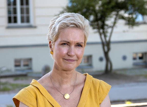 Deutsche Stiftung fuer Engagement und Ehrenamt Manuela Schwesig (SPD, Ministerpraesidentin Mecklenburg-Vorpommern) steht nach dem Festakt zur Gruendung der Deutschen Stiftung fuer Engagement und Ehrenamt vor dem Gymnasium Carolinum in Neustrelitz. Neustrelitz Mecklenburg-Vorpommern Deutschland