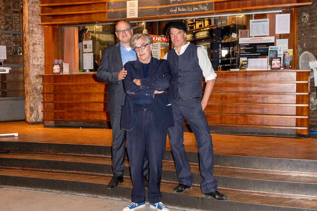 Bilder des Jahres 2020, Entertainment 07 Juli Entertainment Bilder des Tages Eric Friedler, Wim Wenders, Andreas Frege Campino bei der Premiere des Dokumentarfilms Wim Wenders, Desperado im Zeise-Kino. Hamburg, 16.07.2020 *** Eric Friedler, Wim Wenders, Andreas Frege Campino at the premiere of the documentary film Wim Wenders, Desperado at the Zeise cinema Hamburg, 16 07 2020 Foto:xM.xWehnertx xFuturexImage
