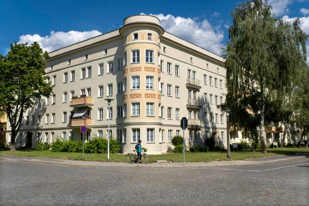 Saarlouiser Strasse in Eisenhuettenstadt (Foto vom 14.07.2020). Eisenhuettenstadt wurde in der DDR als sozialistische Musterstadt rund um das EKO-Stahlwerk errichtet. Heute ist es eines der groessten Flaechendenkmaeler in Deutschland - ein Denkmal fuer den Traum vom Sozialismus. Im Juli 1950 hielt die SED in Ost-Berlin ihren dritten Parteitag ab, den ersten nach Gruendung der DDR. Der erste Fuenfjahresplan wurde beschlossen, der Abriss des Berliner Stadtschlosses - und die Gruendung des Eisenhuettenkombinats Ost nahe der polnischen Grenze. Es sollte die junge DDR unabhaengig machen von Stahlimporten. Am am Neujahrstag 1951 wurde der Grundstein fuer den ersten Hochofen gelegt. Und es wurde eine Wohnstadt fuer das EKO-Stahlwerk geplant, die Copyright: epd-bild RolfxZoellner EDITORIAL USE ONLY