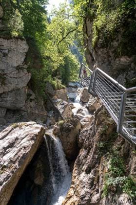 Schloß Neuschwanstein Im Bild Blick in Pöllatschlucht Befestigter Stufen Metall Wanderung Aufstieg Neuschwanstein. München Hohenschwangau Bayer Deutschland *** Castle Neuschwanstein In the picture View in Pöllat gorge Fortified steps Metal Hiking Ascent Neuschwanstein Munich Hohenschwangau Bayer Germany Copyright: Passion2Press MarkusxFischerx