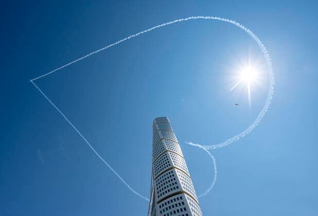 Bilder des Jahres 2020, News 07 Juli News Themen der Woche KW29 News Bilder des Tages The pilots in the Scandinavian Airshow crew drew a heart around the Turing Torso in Malmo, Sweden, on July17. Scandinavian Airshow has designed heart formations around Sweden since their regular air shows abroad have been cancelled due to the coronavirus pandemic. MALMÖ Sweden x50090x  Copyright: xJohanxNilsson TTx TURNING TORSO HEART