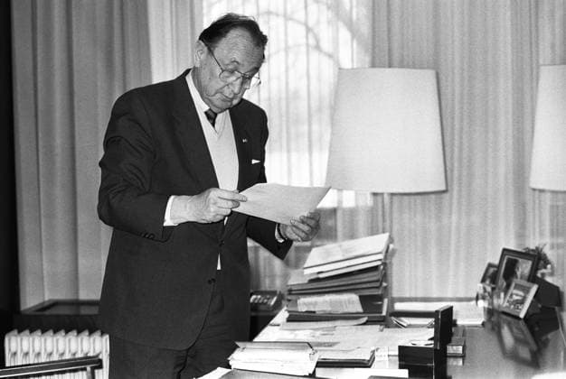 Deutschland, Bonn, 06.03.1990 Archiv-Nr.: 14-31-17 Auswaertiges Amt Foto: Bundesaußenminister Hans-Dietrich Genscher in seinem Buero Auswärtiges Amt *** Germany, Bonn, 06 03 1990 Archive No 14 31 17 Federal Foreign Office Photo Federal Foreign Minister Hans Dietrich Genscher in his office Federal Foreign Office
