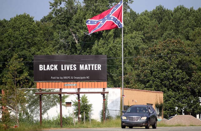 Bilder des Jahres 2020, News 07 Juli News Themen der Woche KW29 News Bilder des Tages July 17, 2020 - Pittsboro, North Carolina, USA - A Black Lives Matter billboard stands next to Confederate flag on US Highway 64 Thursday. An online fundraiser helped pay for the billboard near where a controversial Confederate statue was removed last year. The billboard, which will be up for a year, features the words Black Lives Matter and was paid for by RREPS & Emancipate NC. After months of sometimes violent protests, officials in November removed a Confederate statue that had stood in front of the Chatham County Courthouse for more than a century. PITTSBORO USA - ZUMAk251 20200717_new_k251_013 Copyright: xBobxKarpx