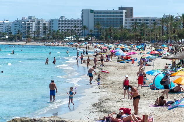 20200717 Opening Faneteria in Cala Millor CALA MILLOR, SPAIN - JULY 17 2020 : Cala Millor Beach at - Opening Faneteria in Cala Millor on July 17, 2020 in Cala Millor, . Cala Millor Baleares Spain