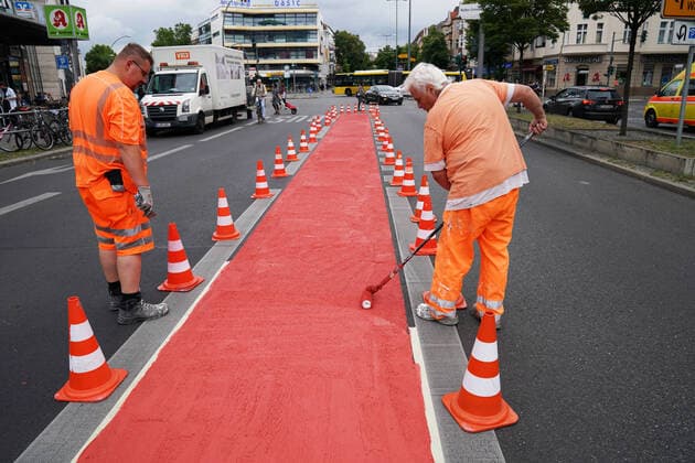 Bilder des Jahres 2020, News 07 Juli News Themen der Woche KW29 Berlin GER, Berlin, 20200717, Strassenmarkierung am Walter Schreiber Platz für Radfahrer, in der Schloßstrasse, Steglitz *** Berlin GER, Berlin, 20200717, road marking at Walter Schreiber Platz for cyclists, in Schloßstrasse, Steglitz