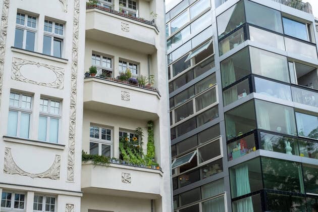 Saniertes Wohnhuas aus der Gründerzeit neben einem Neubau mit Glasfassade in der Lychener Strasse in Berlin-Prenzlauer Berg Alt- und Neubau in Berlin