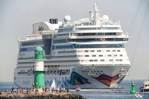 Das Kreuzfahrtschiff AIDAmar passiert die Mole vor Warnemünde. Die Reederei Aida Cruises bereitet für Rostock den Neustart in die Kreuzfahrtsaison vor. Heute machen die Schiffe AIDAmar und AIDAblu im Überseehafen Rostock fest um . Am 12. August soll dann die diesjährige Kreuzfahrtsaison in Warnemünde eröffnet werden. Bis zum Ende des Monats sind insgesamt sechs drei- bis viertägige Kurzreisen geplant. Zuvor beginnt der Aida-Neustart in Hamburg mit der AIDAperla. Rostock Waenemünde