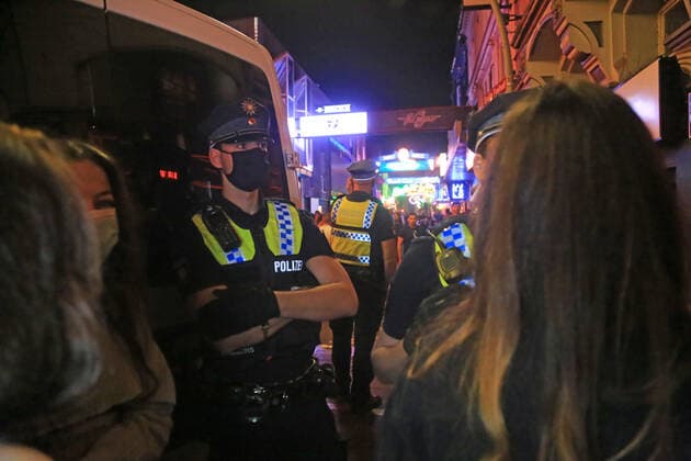 Hamburg, der 19.07.2020 Die Hamburger Polizei sperrte die berühmte Partymeile Große Freiheit auf St. Pauli in der Nacht von Samstag auf Sonntag zwei Mal. Dabei riegelten Beamte mit Fahrzeugen die Eingange zur Vergnügungsmeile unweit der Reeperbahn ab und ließen nur noch Besucher heraus. Auf Grund der sommerlichen Nachttemperaturen feierten zahlreiche Besucher auf der Straße. Die Einhaltung der Kontaktbeschränkungen und des Mindestabstandes konnte so nicht mehr gewährleistet werden. Polizei sperrt Große Freiheit nach wilder Party, St. Pauli Hamburg Deutschland