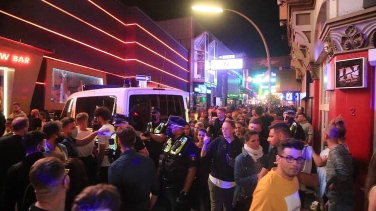 Bilder des Jahres 2020, Entertainment 07 Juli News Bilder des Tages Hamburg, der 19.07.2020 Die Hamburger Polizei sperrte die berühmte Partymeile Große Freiheit auf St. Pauli in der Nacht von Samstag auf Sonntag zwei Mal. Dabei riegelten Beamte mit Fahrzeugen die Eingange zur Vergnügungsmeile unweit der Reeperbahn ab und ließen nur noch Besucher heraus. Auf Grund der sommerlichen Nachttemperaturen feierten zahlreiche Besucher auf der Straße. Die Einhaltung der Kontaktbeschränkungen und des Mindestabstandes konnte so nicht mehr gewährleistet werden. Polizei sperrt Große Freiheit nach wilder Party, St. Pauli Hamburg Deutschland *** Hamburg, the 19 07 2020 The Hamburg police blocked the famous party mile Große Freiheit on St Pauli twice during the night from Saturday to Sunday In the process, office
