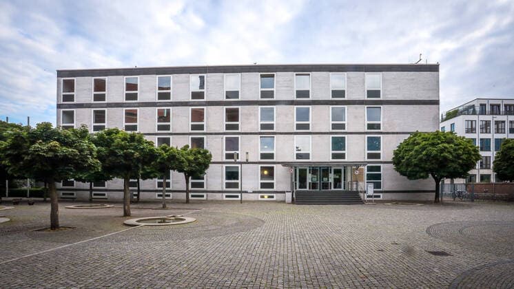 DEU, Deutschland, Nordrhein-Westfalen, Münster, 19.07.2020: Das Gerichtsgebäude beherbergt sowohl das Oberverwaltungsgericht als auch den Verfassungsgerichtshof für das Land Nordrhein-Westfalen. Anfang der 1960er Jahre nach den Plänen der Architekten Wilhelm und Dieter-Georg Baumewerd erÂ­baut. *** DEU, Germany, North Rhine-Westphalia, Münster, 19 07 2020 The court building houses both the Higher Administrative Court and the Constitutional Court for the State of North Rhine-Westphalia, built in the early 1960s according to the plans of the architects Wilhelm and Dieter Georg Baumewerd