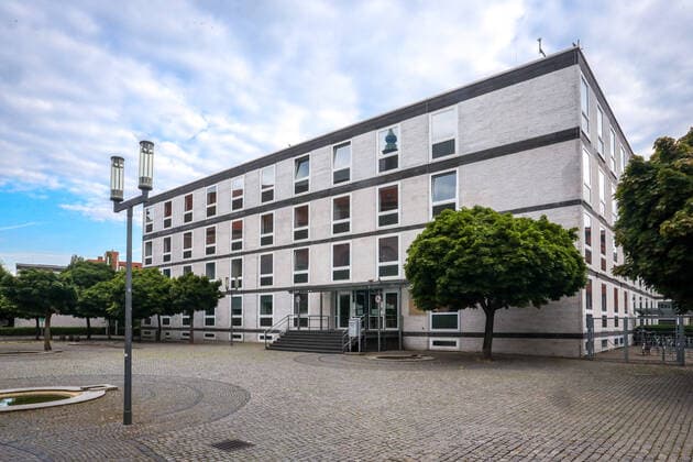 DEU, Deutschland, Nordrhein-Westfalen, Münster, 19.07.2020: Das Gerichtsgebäude beherbergt sowohl das Oberverwaltungsgericht als auch den Verfassungsgerichtshof für das Land Nordrhein-Westfalen. Anfang der 1960er Jahre nach den Plänen der Architekten Wilhelm und Dieter-Georg Baumewerd erÂ­baut. *** DEU, Germany, North Rhine-Westphalia, Münster, 19 07 2020 The court building houses both the Higher Administrative Court and the Constitutional Court for the State of North Rhine-Westphalia, built in the early 1960s according to the plans of the architects Wilhelm and Dieter Georg Baumewerd