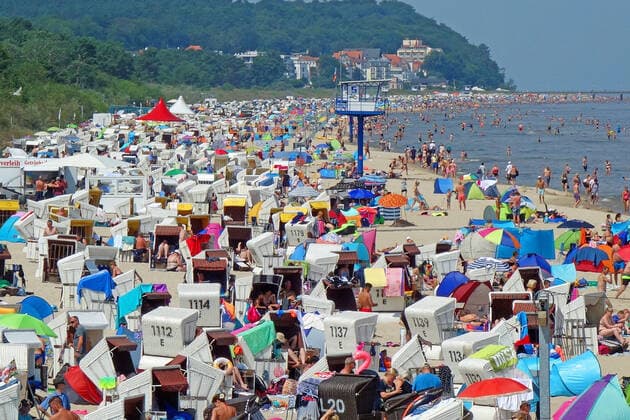 Bilder des Jahres 2020, News 07 Juli News Themen der Woche KW29 News Bilder des Tages Sommerferien in Deutschland. Voller Strand in Heringsdorf auf Usedom, trotz Verbot von Tagesgästen. Lockerung in Mecklenburg Vorpommern, von Corona nichts mehr zu merken. Urlauber und Einheimische hier in Heringsdorf auf der Insel Usedom. 19.07.2020 in Heringsdorf (Coronavirus) *** Summer holidays in Germany Full beach in Heringsdorf on the island of Usedom, despite a ban on day visitors Relaxation in Mecklenburg-Western Pomerania, nothing more to notice of Corona Holidaymakers and locals here in Heringsdorf on the island of Usedom 19 07 2020 in Heringsdorf Coronavirus