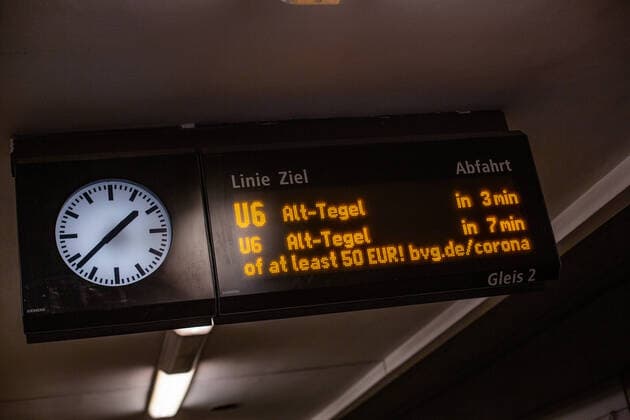 BVG führt eigene Masken-Kontrolle ein, Nach wie vor gilt die Maskenpflicht im ÖPNV in Berlin. Wer keine Maske aufhat und auch nach Aufforderung partout keine Maske (Mund-Nase-Schutz) aufziehen will, dem droht eine sofortige Strafe von 50 Euro. Die BVG setzt dies mit eigenen Kontrolleuren durch. Berlin Berlin Deutschland