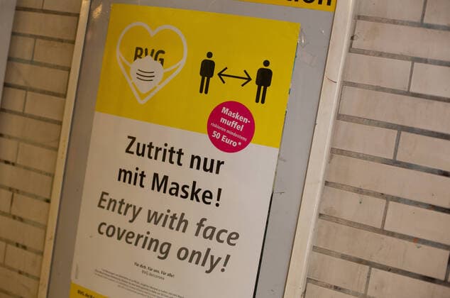 BVG führt eigene Masken-Kontrolle ein, Nach wie vor gilt die Maskenpflicht im ÖPNV in Berlin. Wer keine Maske aufhat und auch nach Aufforderung partout keine Maske (Mund-Nase-Schutz) aufziehen will, dem droht eine sofortige Strafe von 50 Euro. Die BVG setzt dies mit eigenen Kontrolleuren durch. Berlin Berlin Deutschland