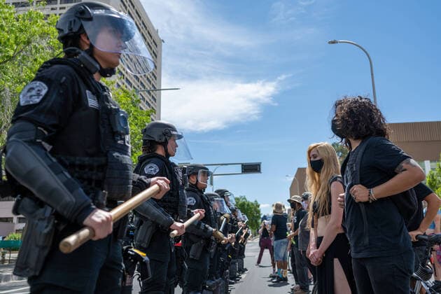 Bilder des Jahres 2020, News 07 Juli News Themen der Woche KW29 News Bilder des Tages July 19, 2020, Albuquerque, New Mexico, USA: July 19, 2020.Counter protesters at the We Can t Breathe protest against the public health order to wear facemasks form a buffer between Albuquerque police officers in riot gear and other counter protesters in Civic Plaza, Sunday afternoon. Albuquerque USA - ZUMAab1_ 20200719_zaf_ab1_001 Copyright: xAnthonyxJacksonx