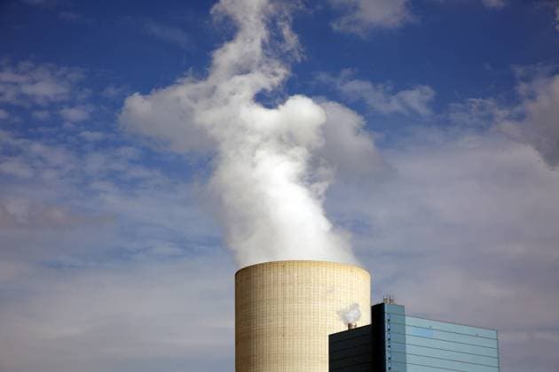 Das Konfliktkraftwerk Datteln 4 Das Steinkohlekraftwerk Datteln 4 am Dortmund-Ems-Kanal im Betriebsalltag Datteln Nordrhein-Westfalen Deutschland Datteln IV *** The conflict power plant Datteln 4 The hard coal-fired power plant Datteln 4 on the Dortmund Ems Canal in everyday operation Datteln North Rhine-Westphalia Germany Datteln IV