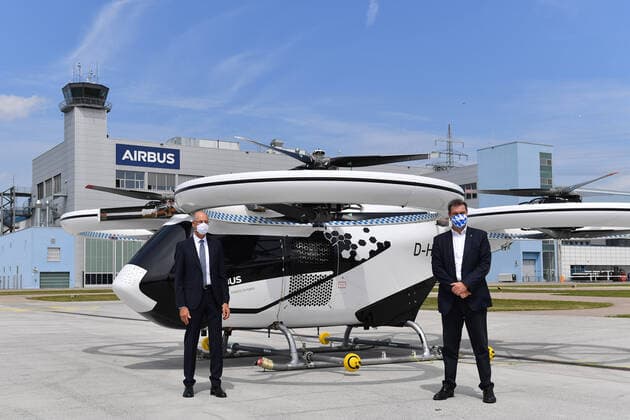 Bilder des Jahres 2020, News 07 Juli News Themen der Woche KW30 News Bilder des Tages Markus SOEDER (Ministerpraesident Bayern und CSU Vorsitzender) inspiziert das Airbus Flugtaxi CITYAIRBUS. Markus SOEDER (Ministerpraesident Bayern und CSU Vorsitzender) besucht das Airbus Helicopter Werk in Donauwoerth am 20.07.2020. *** Markus SOEDER State Premier of Bavaria and CSU Chairman inspects the Airbus air taxi CITYAIRBUS Markus SOEDER State Premier of Bavaria and CSU Chairman visits the Airbus helicopter factory in Donauwoerth on 20 07 2020