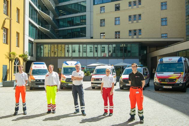 20200720 Neuvergabe des öffentlichen Rettungsdienstes in Tirol INNSBRUCK, ÖSTERREICH - JULY 20: Rettungssanitäter vor den Fahrzeugen der Tiroler Rettungsorganisationen bei der Neuvergabe des öffentlichen Rettungsdienstes in Tirol im Landhaus Innsbruck am July 20, 2020 in Innsbruck, Österreich. Innsbruck Landhaus Innsbruck Tirol Österreich