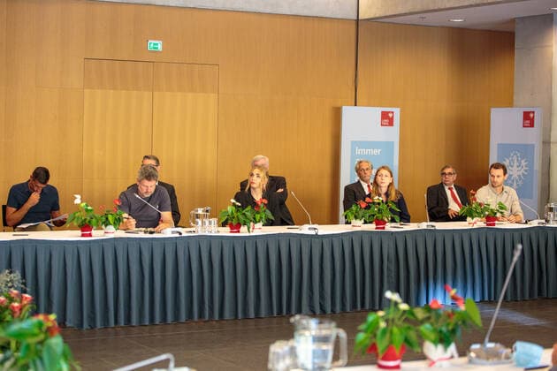 20200720 Neuvergabe des öffentlichen Rettungsdienstes in Tirol INNSBRUCK, ÖSTERREICH - JULY 20: Reges Interesse der Medienvertreter bei der Neuvergabe des öffentlichen Rettungsdienstes in Tirol im Landhaus Innsbruck am July 20, 2020 in Innsbruck, Österreich. Innsbruck Landhaus Innsbruck Tirol Österreich