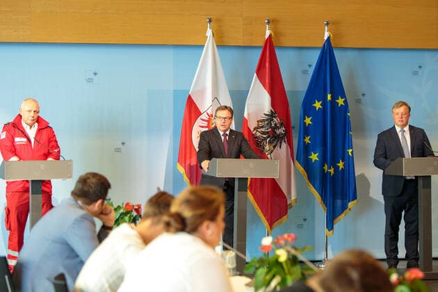 20200720 Neuvergabe des öffentlichen Rettungsdienstes in Tirol INNSBRUCK, ÖSTERREICH - JULY 20: Geschäftsführer Rotes Kreuz Tirol Gemeinnützige Rettungsdienst GmbH Wilfried Unterlechner, Landeshauptmann Günther Platter und Landesrat Bernhard Tilg bei der Neuvergabe des öffentlichen Rettungsdienstes in Tirol im Landhaus Innsbruck am July 20, 2020 in Innsbruck, Österreich. Innsbruck Landhaus Innsbruck Tirol Österreich