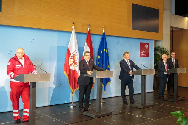 20200720 Neuvergabe des öffentlichen Rettungsdienstes in Tirol INNSBRUCK, ÖSTERREICH - JULY 20: Geschäftsführer Rotes Kreuz Tirol Gemeinnützige Rettungsdienst GmbH Wilfried Unterlechner, Landeshauptmann Günther Platter, Landesrat Bernhard Tilg, Landesstellenleiter für Tirol der Österreichischen Gesundheitskasse Arno Melitopulos-Daum und Landesstellenausschuss-Vorsitzender der Österreichischen Gesundheitskasse Bernhard Achatz bei der Neuvergabe des öffentlichen Rettungsdienstes in Tirol im Landhaus Innsbruck am July 20, 2020 in Innsbruck, Österreich. Innsbruck Landhaus Innsbruck Tirol Österreich