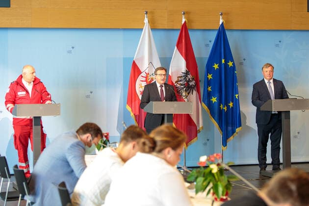 20200720 Neuvergabe des öffentlichen Rettungsdienstes in Tirol INNSBRUCK, ÖSTERREICH - JULY 20: Geschäftsführer Rotes Kreuz Tirol Gemeinnützige Rettungsdienst GmbH Wilfried Unterlechner, Landeshauptmann Günther Platter und Landesrat Bernhard Tilg bei der Neuvergabe des öffentlichen Rettungsdienstes in Tirol im Landhaus Innsbruck am July 20, 2020 in Innsbruck, Österreich. Innsbruck Landhaus Innsbruck Tirol Österreich