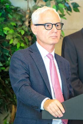 20200720 Neuvergabe des öffentlichen Rettungsdienstes in Tirol INNSBRUCK, ÖSTERREICH - JULY 20: Landesstellenleiter für Tirol der Österreichischen Gesundheitskasse Arno Melitopulos-Daum bei der Neuvergabe des öffentlichen Rettungsdienstes in Tirol im Landhaus Innsbruck am July 20, 2020 in Innsbruck, Österreich. Innsbruck Landhaus Innsbruck Tirol Österreich