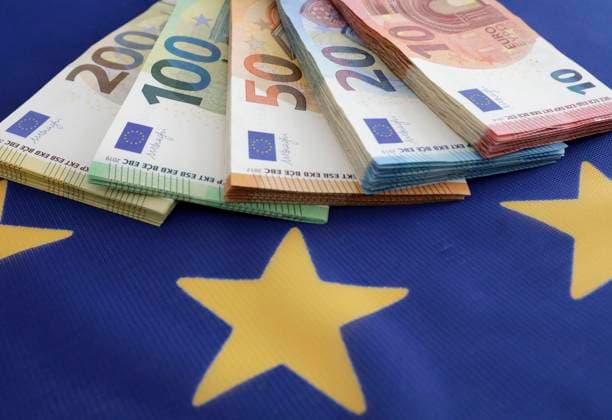 Symbolfoto von Euroscheinen verschiedener Stueckelungen auf einer Europafahne, DEU, Berlin, 20.07.2020 *** Symbol photo of euro notes of different denominations on a European flag, DEU, Berlin, 20 07 2020