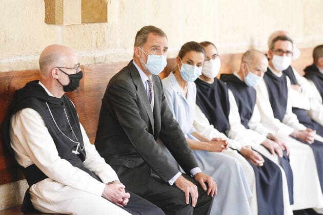 20-07-2020 Poblet Queen Letizia and King Felipe pose at the Royal Abbey of Santa Maria de Poblet, in Monasterio de Poblet, during the royal couple s national tour following the end of the country s lockdown.  Copyright: xPPEx