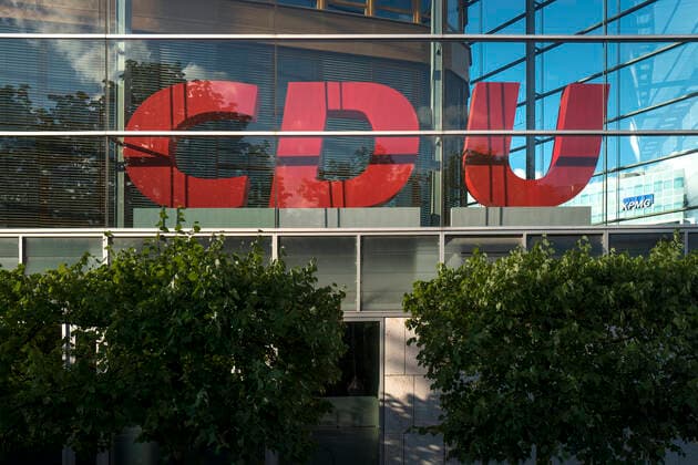 Konrad-Adenauer-Haus, Fassade mit dem Logo der CDU 20.07.2020, Berlin, GER - Konrad-Adenauer-Haus, Fassade mit dem Logo der CDU, Berlin Berlin Deutschland, DEU Konrad-Adenauer-Haus, CDU