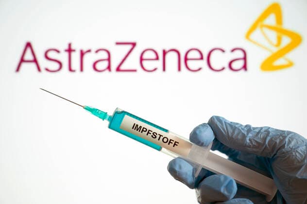 Symbolbild eines Corona Impfstoffs mit Logo des Pharmaunternehmens AstraZeneca. Forschern der Universität Oxford scheint ein großer Schritt in Richtung Corona-Impfstoff gelungen zu sein.